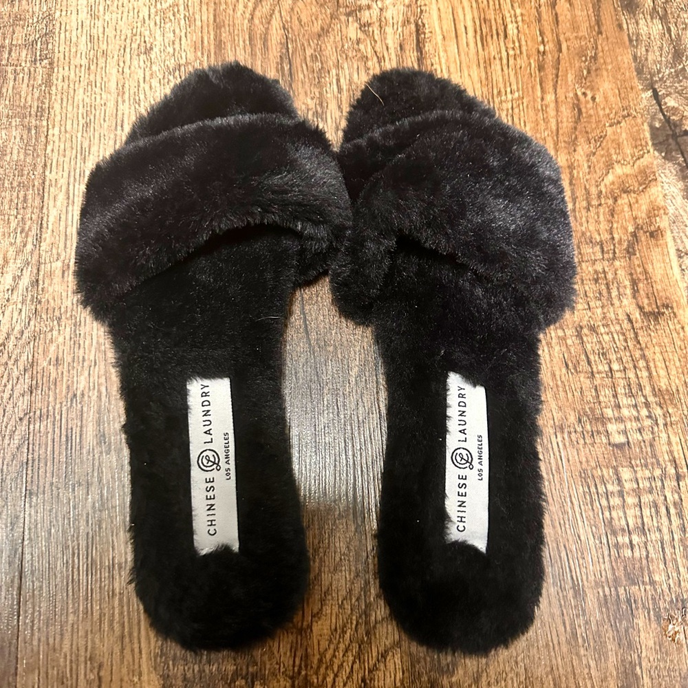 CHINESE LAUNDRY fluffy size 8 slippers